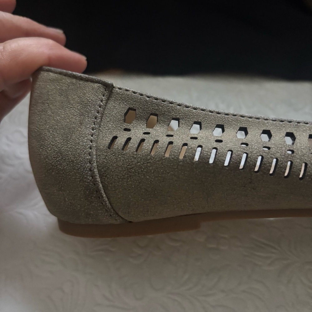 ❤️2/$15or3/$21❤️Nicole Slade Faux Suede /Green Taupe Open Toe Flats, Size 8.5W - Picture 3 of 12